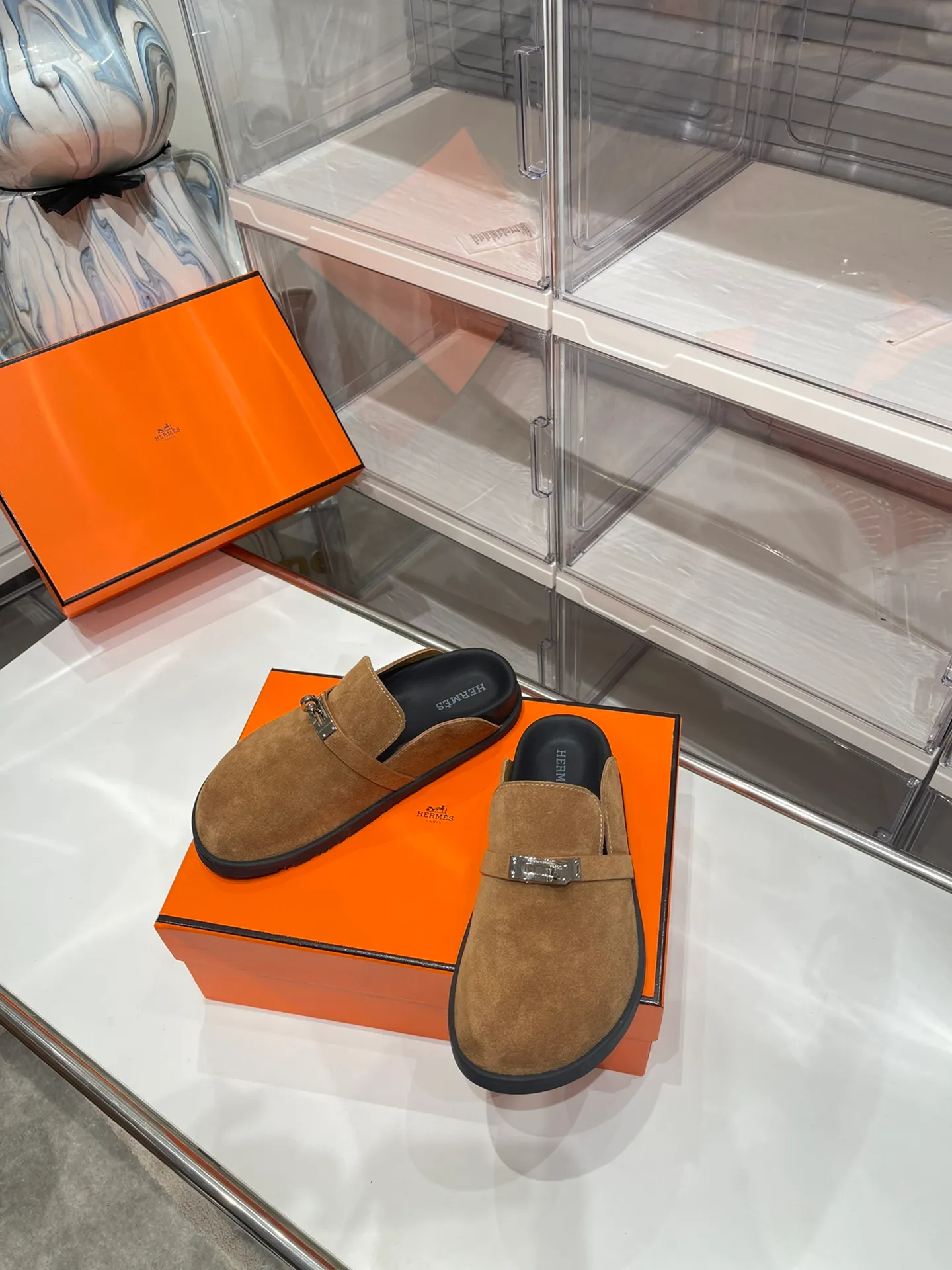 Women's shoes 240 men + 10🐮🐮HERMES Hermes' latest kelly buckle couple's Birkenstock slippers, classic family language design! It looks good no matter how you match it! Casual and high-end feeling, the comfort is also great, with a variety of colorful socks, a trendy sense of high-end ●Upper: imported cow suede ●Inner: imported sheepskin ●Foot pads: imported mixed sheepskin ●Outsole: T women's shoes u non-slip and wear-resistant outsole ●Code number: male 39-44 (45 46 customized) female 35-40 (41 42 customized)